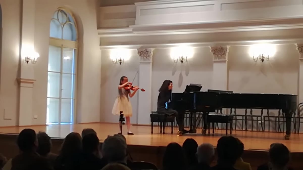Učenica ili učenik mr. art. Ines Ane Tomić na nastupu