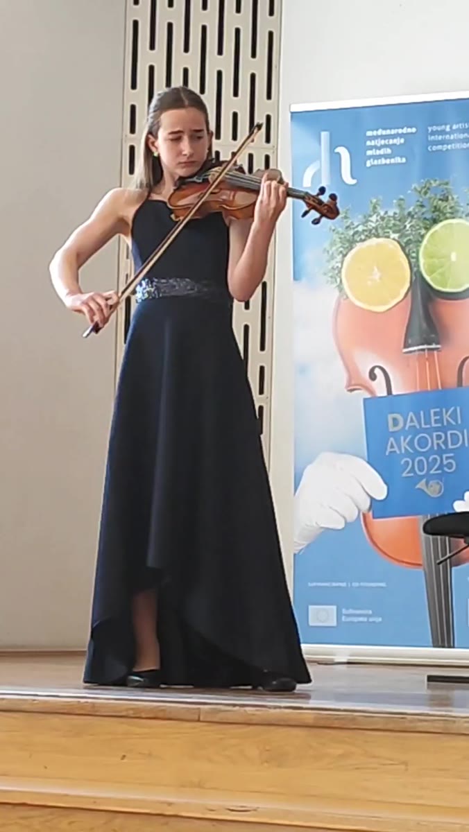 Učenica ili učenik mr. art. Ines Ane Tomić na nastupu