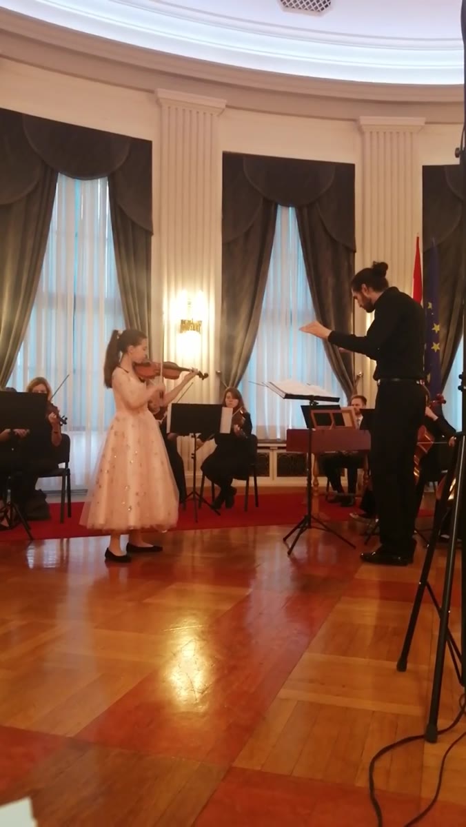 Učenica ili učenik mr. art. Ines Ane Tomić na nastupu