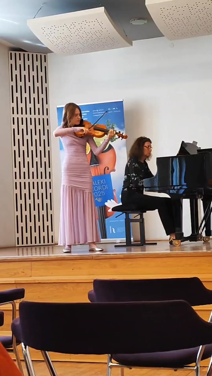 Učenica ili učenik mr. art. Ines Ane Tomić na nastupu