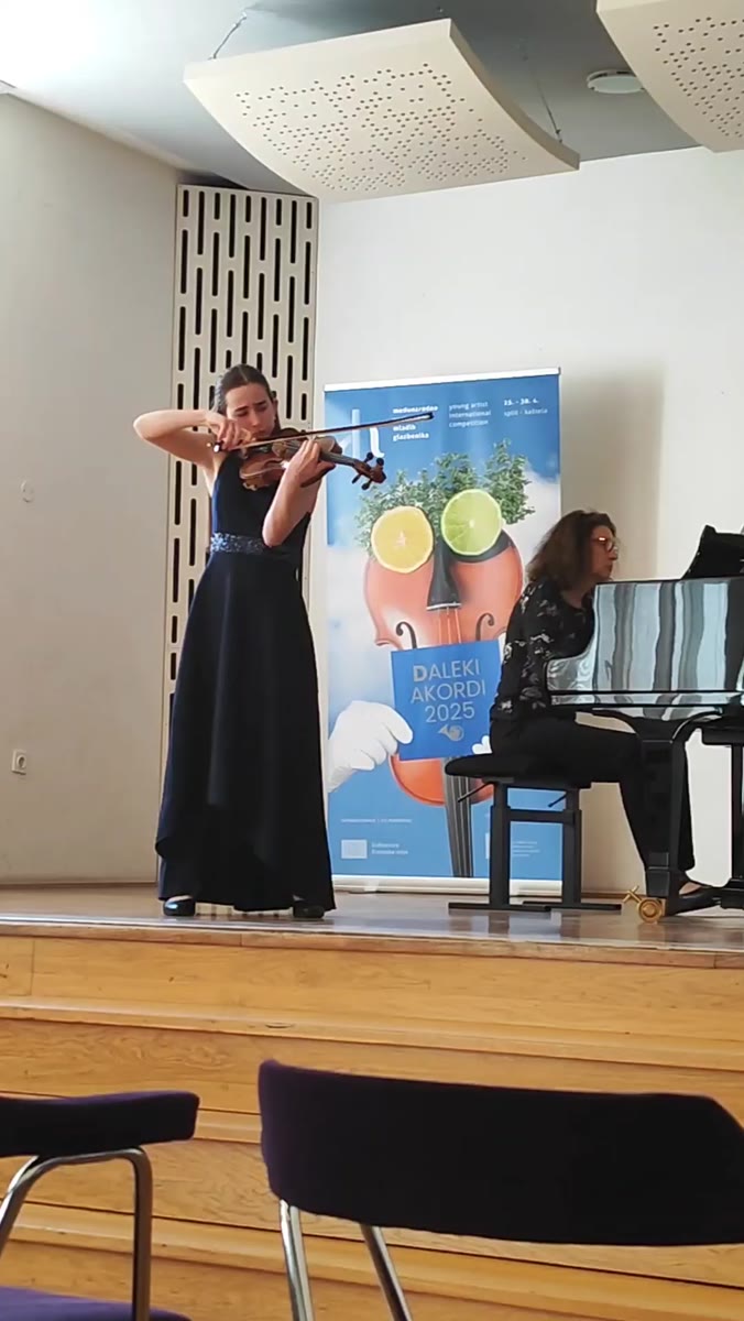 Učenica ili učenik mr. art. Ines Ane Tomić na nastupu