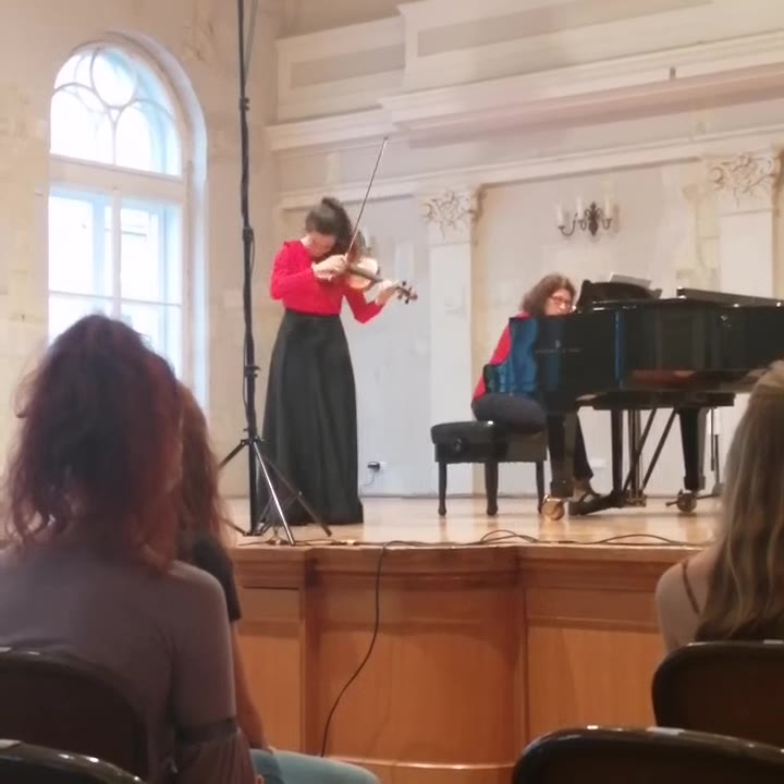 Učenica ili učenik mr. art. Ines Ane Tomić na nastupu