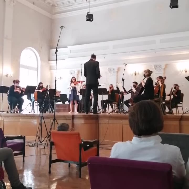 Učenica ili učenik mr. art. Ines Ane Tomić na nastupu